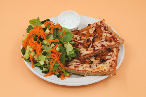  Pizza au poulet barbecue avec salade verte et sauce ranch