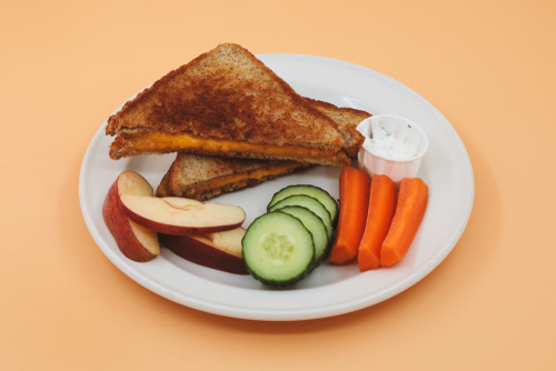  Sandwich au fromage fondu avec des bâtonnets de légumes et des tranches de pomme