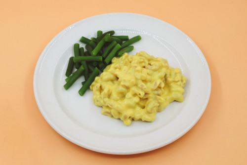  cheese pasta and sauteed green beans on the side 