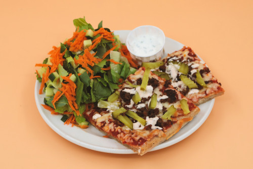  Pizza au cheeseburger avec salade verte et sauce ranch